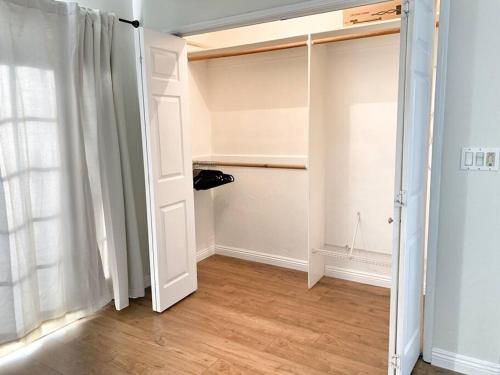 Hot Tub . Near Freeway . Quick 2 Theme Parks/Beach