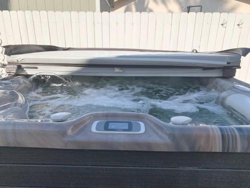 Hot Tub . Near Freeway . Quick 2 Theme Parks/Beach in Huntington Beach, USA