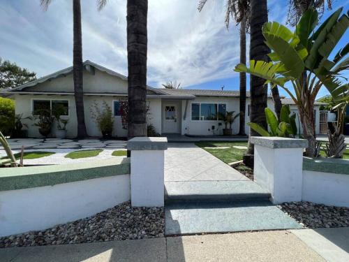 Modern 4 King Beds, Beautiful Large Backyard, Golf, WFH, Long Stays, WI-FI, FWY, 25 mins to Beach in Casa Conejo, USA
