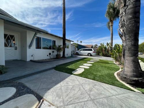 Modern 4 King Beds, Beautiful Large Backyard, Golf, WFH, Long Stays, WI-FI, FWY, 25 mins to Beach in Casa Conejo, USA