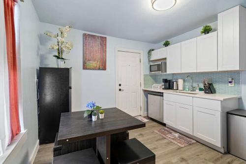 cozy and modern 1BR apartment 15 steps in Dallas, USA