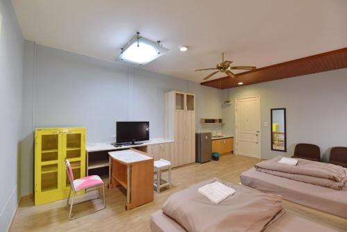 Guestroom, 97 Merryland Apartments & Hotel in Bang Pakong