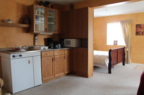 virtuve, Selah Retreat Guesthouse B&B in Blind Bay (BC)