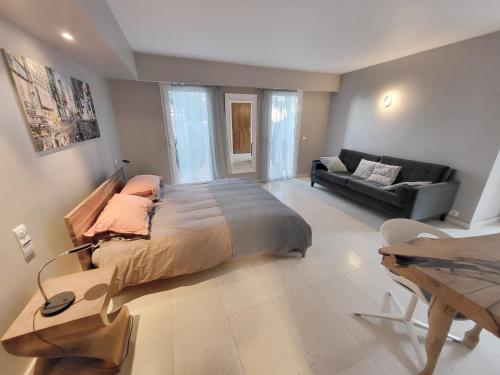 Villa lours in Le Trayas Superieur