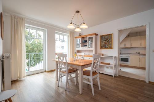 One-Bedroom Apartment with Shower image 8