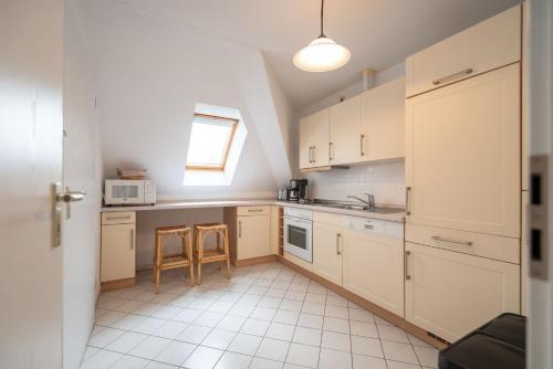 One-Bedroom Apartment with Shower image 7