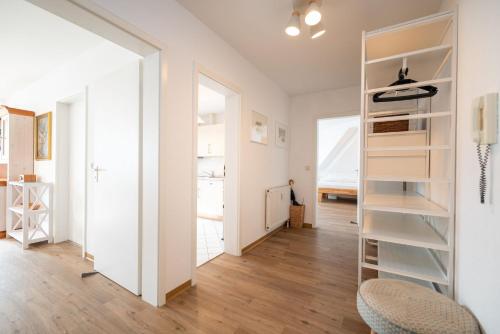 One-Bedroom Apartment with Shower image 3