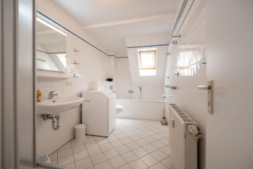 One-Bedroom Apartment with Shower image 2