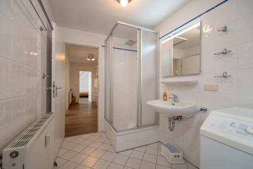 One-Bedroom Apartment with Shower image 1