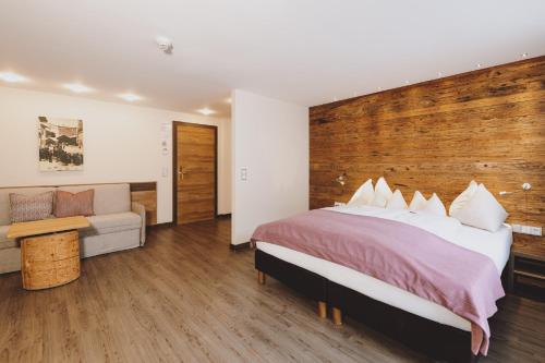 1 queen bed, 1 sofa bed