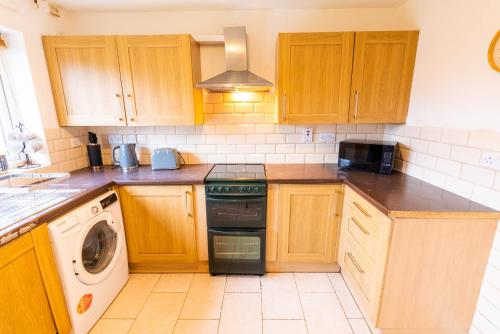 3 Bedroom house with free parking, Dalstone,Aylesbury