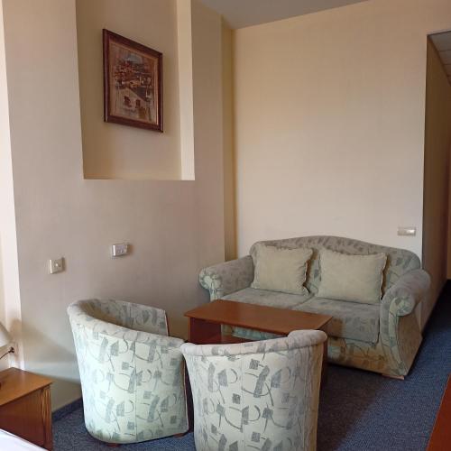 2 twin beds, 1 sofa bed