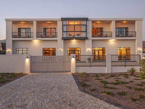 . Glow Boutique Suites & Guesthouse