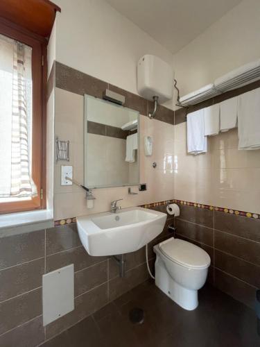 Deluxe Double Room with Balcony and Sea View image 1