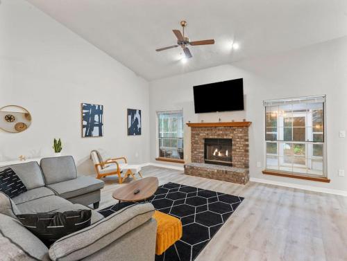 Massive 4BR home with free Parking! in Gainesville, USA