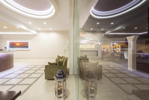 Lobby, Pirofani in Lefkada