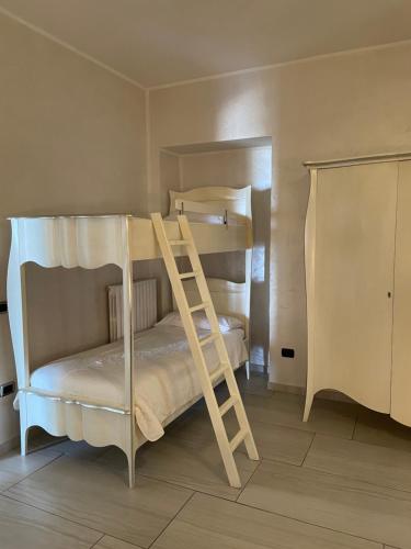 Standard King Room image 2