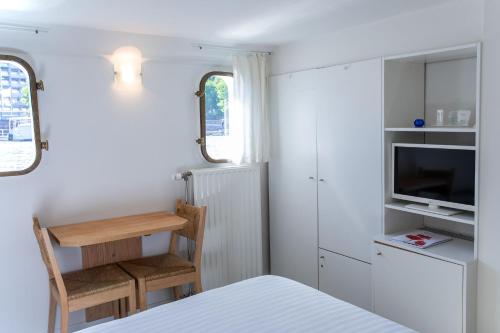 Hotel The Boatel - image 9