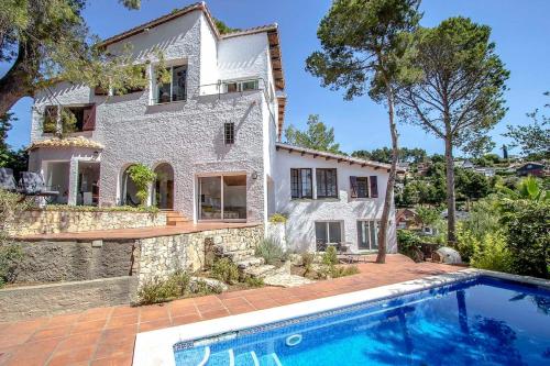 Catalunya Casas Majestic Villa and Views , 30km to Barcelona - Accommodation - Corbera de Llobregat