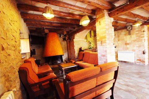 Közös társalgó / TV, Catalunya Casas Rustic Catalan countryside villa with private pool! in L'Hostal Nou