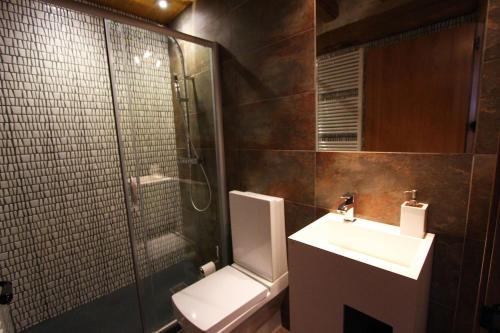 Fürdőszoba, Catalunya Casas Rustic Catalan countryside villa with private pool! in L'Hostal Nou