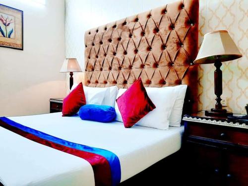 New Pakeeza Hotel – Lahore, WI