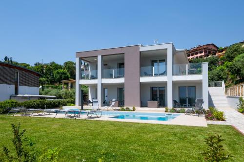 Apartment with Pool View