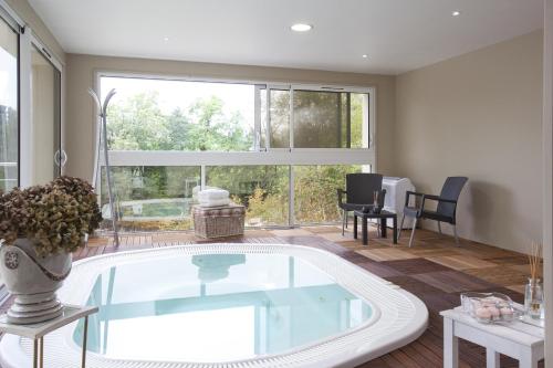 Karstais baseins, Hotel Blanc in Marigny-Saint-Marcel