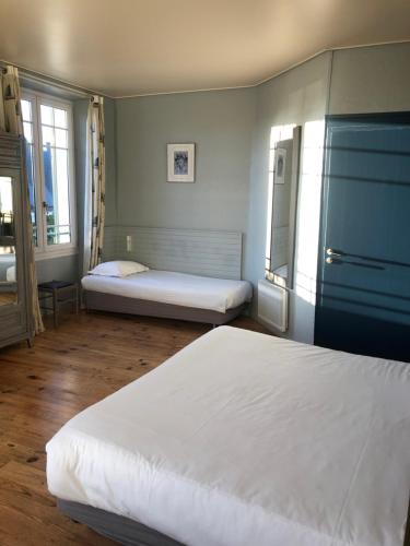 1 queen bed, 1 twin bed
