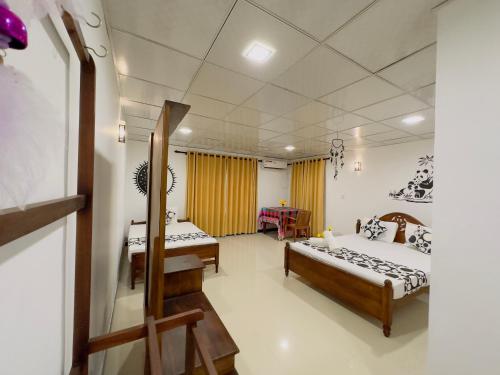 Family Room image 3