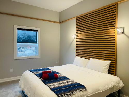 Deluxe King Room Near Horseshoe Fall