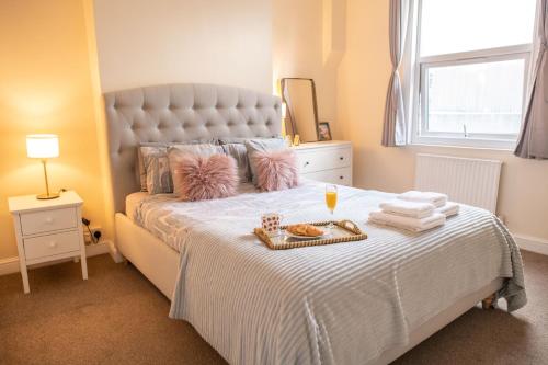 B&B Londra - Lovely 4-Bed Flat in North Acton with High-Speed WiFi - Bed and Breakfast Londra