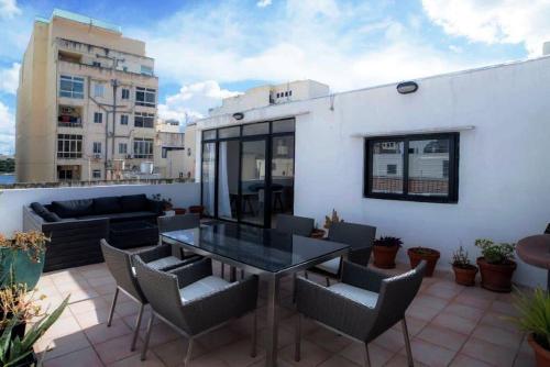 Spacious 5-bedrooms House with large Terrace/BBQ
