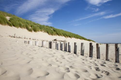 Appartement ZEEDUIN, Beg grond, eigen Terras - volledige KEUKEN- Resort Amelander Kaap, Incl verwarmd Hotel-ZWEMBAD