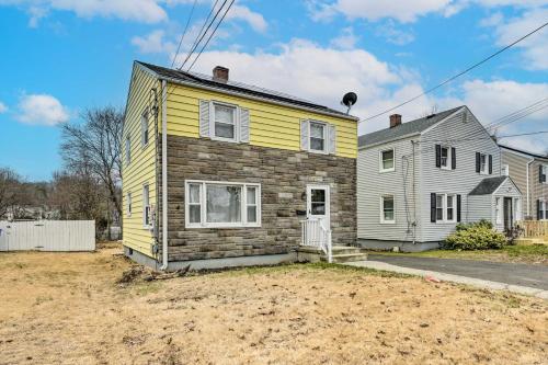 Charming Hamden Home 2 Mi to Yale University in Hamden, USA