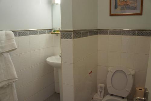 Amazon Guest House - image 5