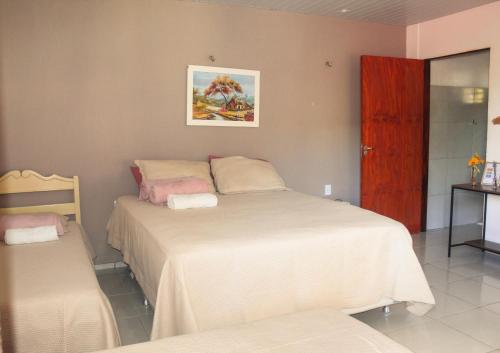1 queen bed, 2 twin beds