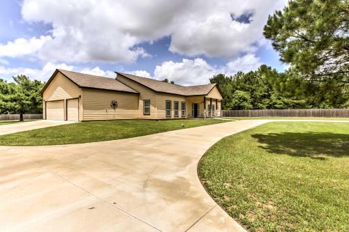 Texas Vacation Rental with Fireplace, Near Lakes in Marshall, USA
