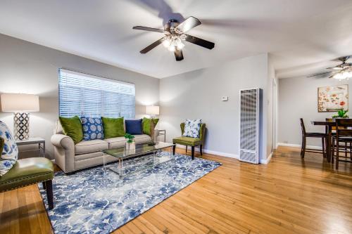 Classy Mid-Century Townhome in Alamo Heights near Witte Múzeum