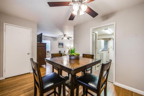 Classy Mid-Century Townhome in Alamo Heights near Witte Múzeum