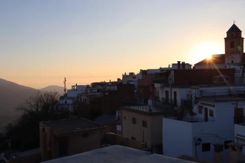  Casa corasol, a cozy, comfy, 2BR house- panoramic view and rooftop, Pension in Cáñar