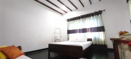 Isuru Holiday Inn - image 2