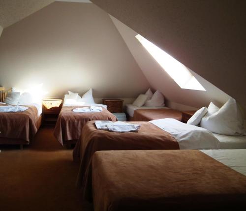 4 twin beds, 1 sofa bed