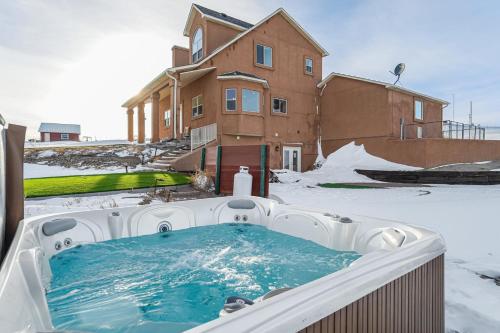 4BD w Hot Tub Lots of Space in Black Forest (CO)