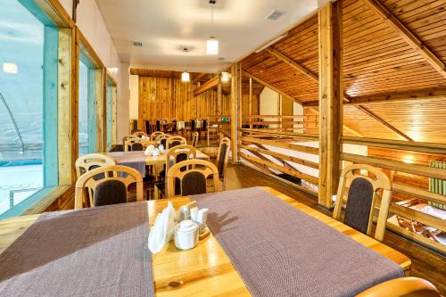 Étterem, Hotel Tenis in Debska Kuznia