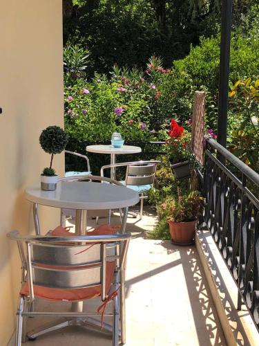 Terraza/balcón, MeadowView Spacious renovated ground floor studio in Corfu Island