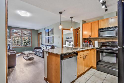 Fenwick Vacation Rentals Inviting Rocky Mountain HOT TUB in Top Rated Condo