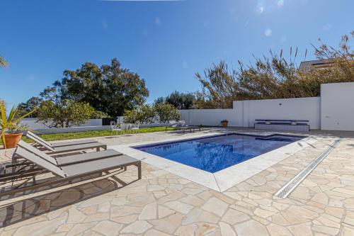 Kert, Luxury Villa Andalucia Seaview Private Pool close to Centre in Rancho Domingo