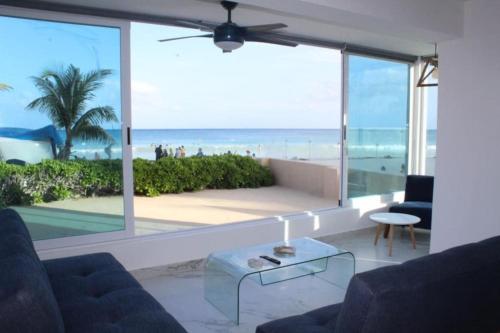 Beach Front Renewed Apartment, Cancún