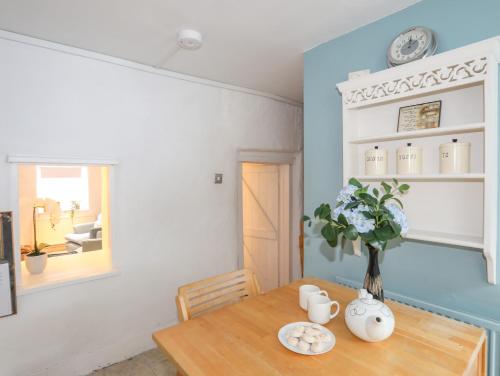 Blue Cottage - image 2